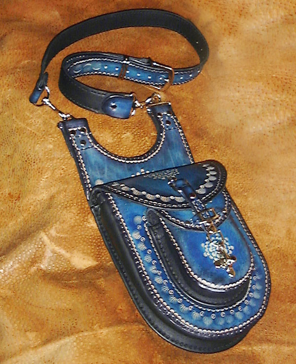 Producto artesanal de cuero azul