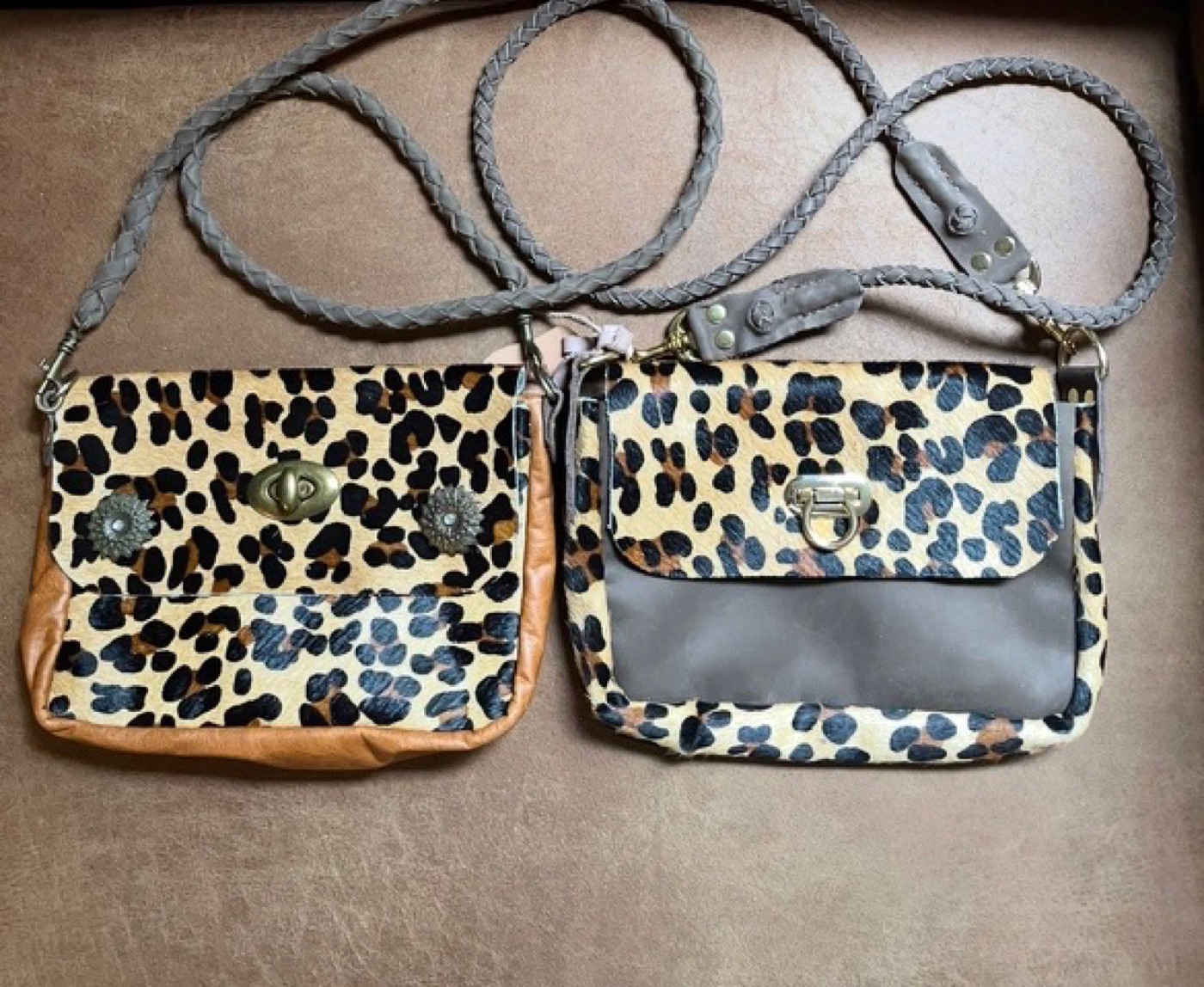 Carteras animal print en cuero, stock disponible