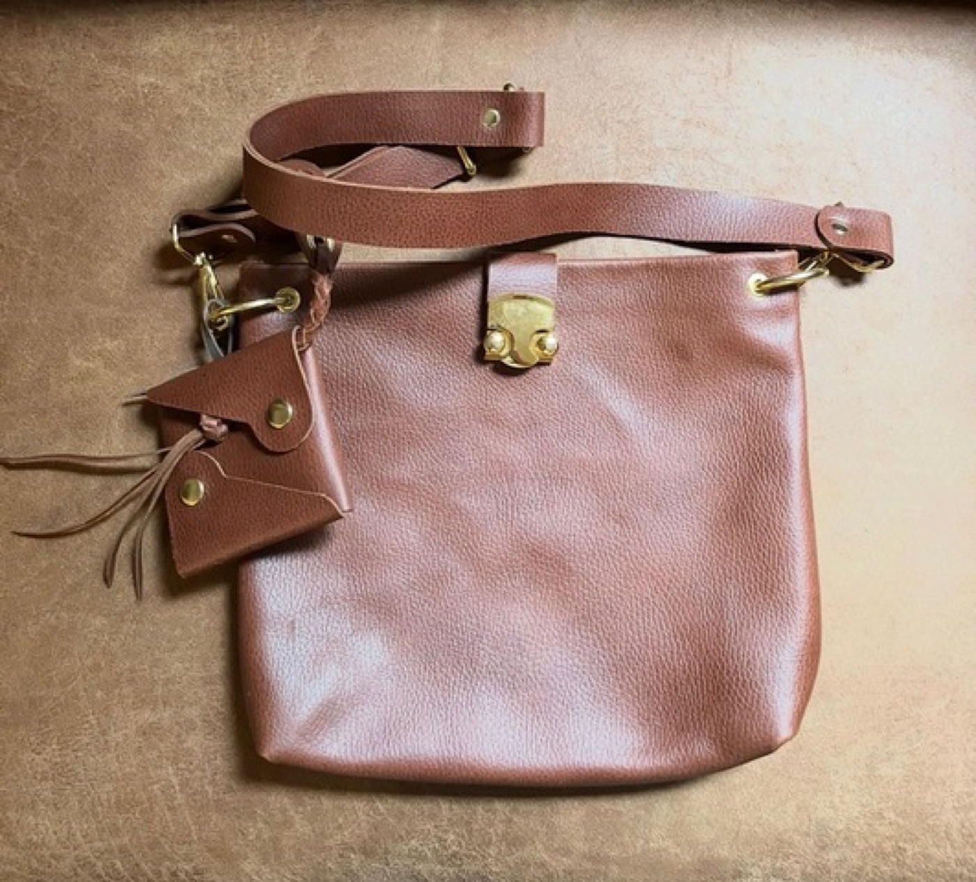 Cartera café con llavero en cuero, stock disponible