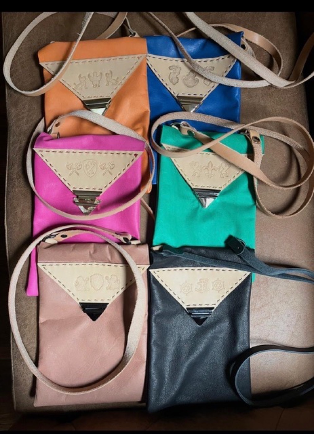 Bolsitos de colores en cuero, stock disponible