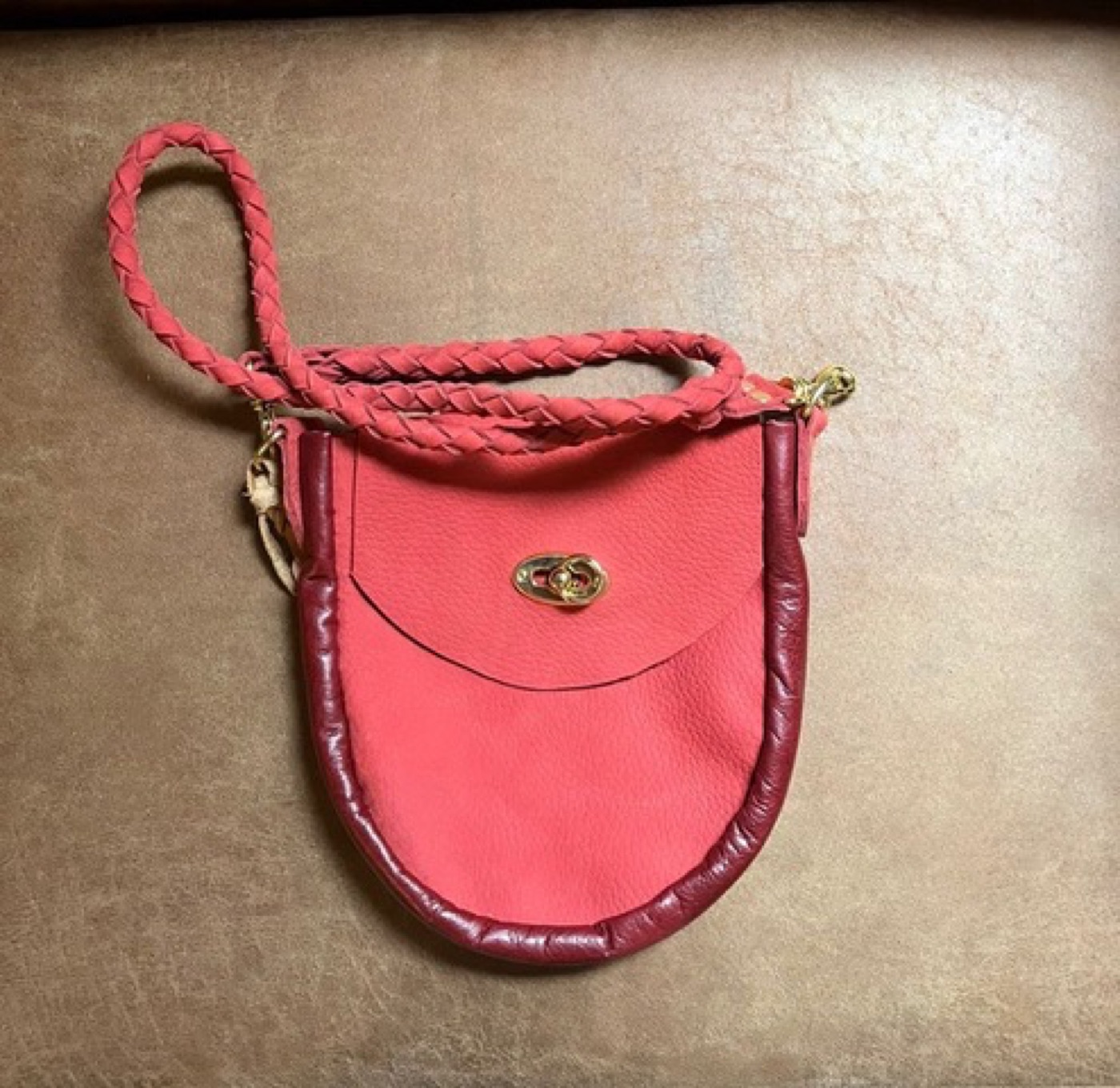 Cartera roja trenzada en cuero, stock disponible