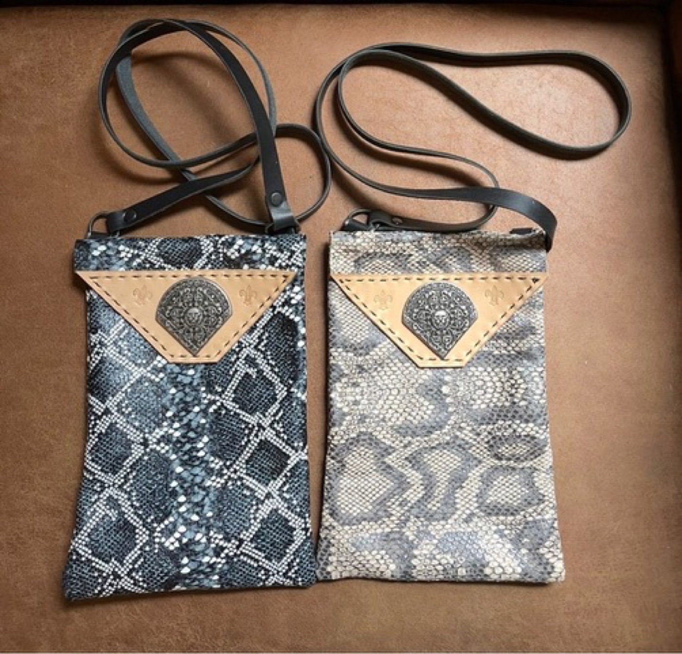 Bolsitos reptil en cuero, stock disponible